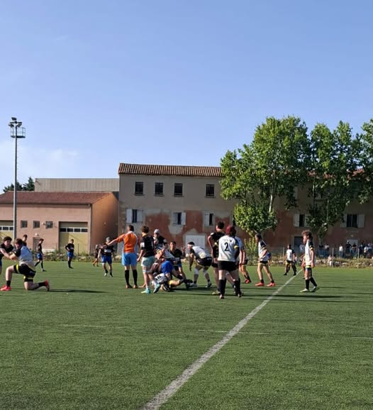 Juniors vs AUC